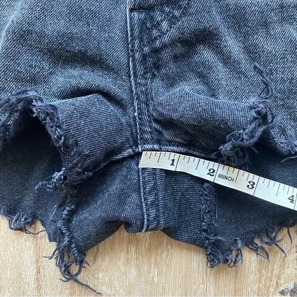 Revolve Levi’s 501 Size 32 black destroyed fray hem denim jeans shorts - Picture 5 of 16